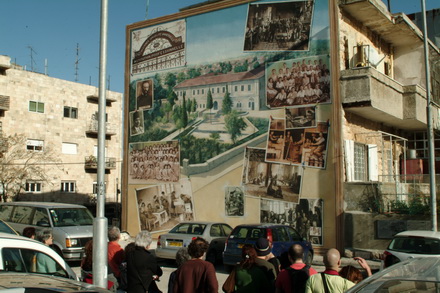 ציור הקיר של מרי בליאן בסיור ציורי קיר וגרפיטי בירושלים. וטיולים בירושלים בהדרכת נורית בזל - מדריכת טיולים